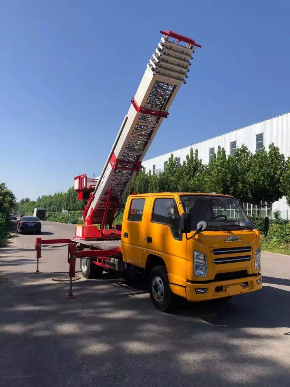 阳江镇附近的云梯车出租服务：轻松解决高空作业需求